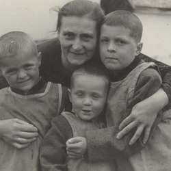 1944 mit Tante Anna Greiner